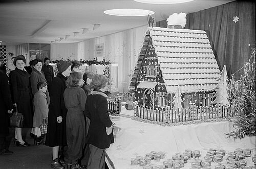 Ausstellung eines Lebkuchenhauses der HO-Kreisbetriebe sowie Besucher