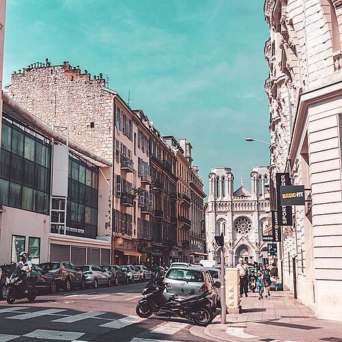 Straßenzug in Nizza.