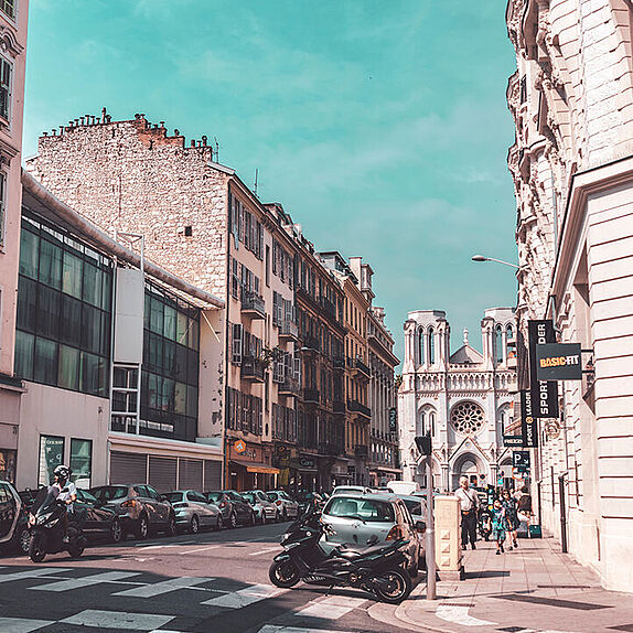 Straßenzug in Nizza.
