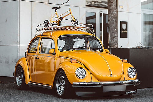 A yellow Volkswagen Käfer