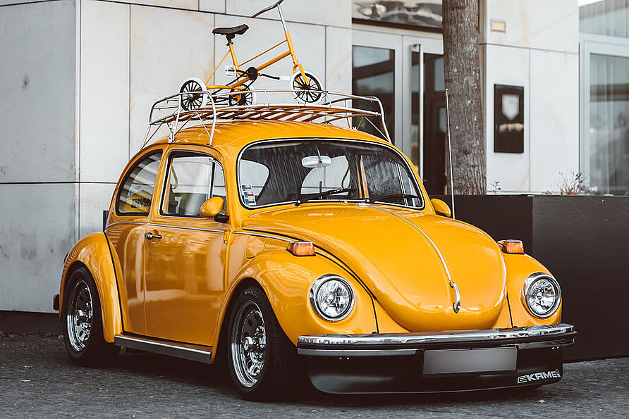 Ein gelber Volkswagen Käfer