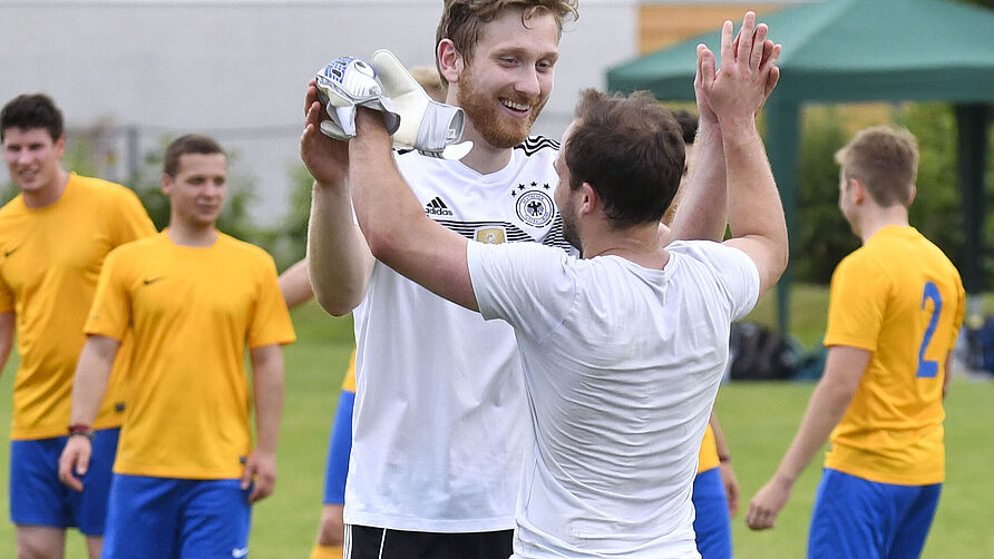 5. NFF-FUßballcup: SPieler klatschen sich ab