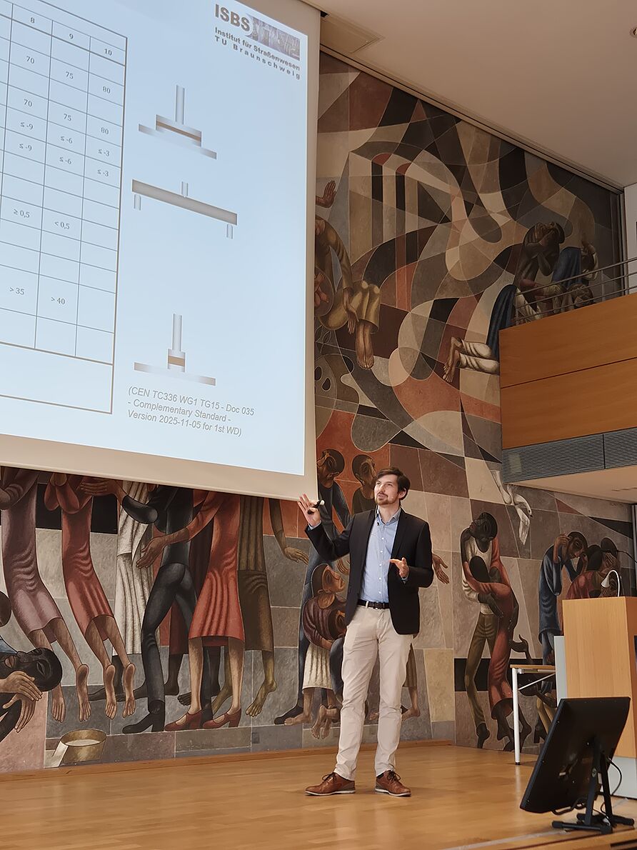 Johannes Büchner auf der Bühne als Vortragender