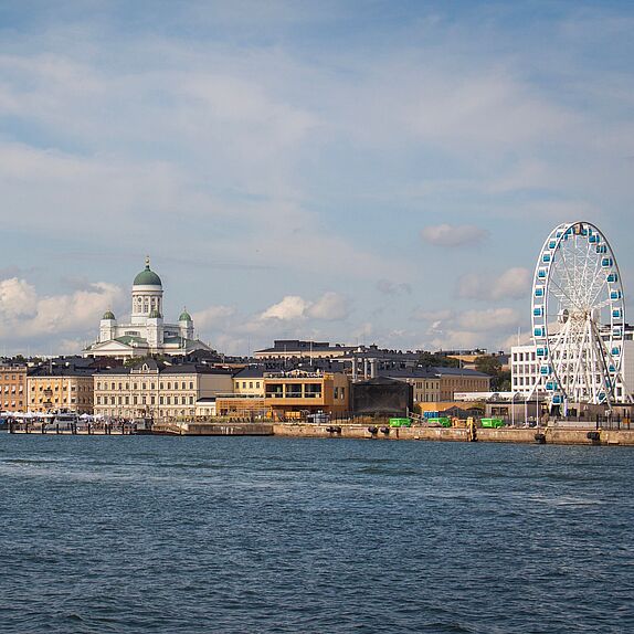 Riesenrad und Gebäuse am Wasser