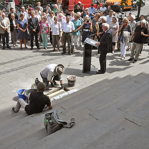 Verlegung der Stolperschwelle vor dem Altgebäude