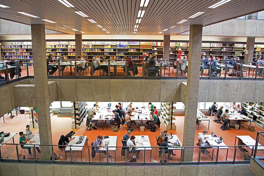 Blick in die Lesesäle der Universitätsbibliothek