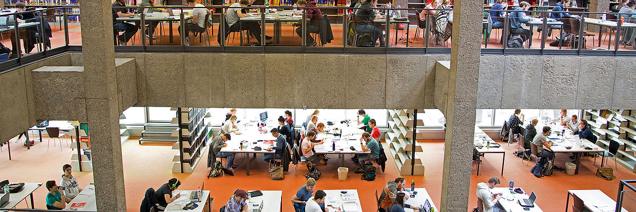 Blick in die Lesesäle der Universitätsbibliothek 