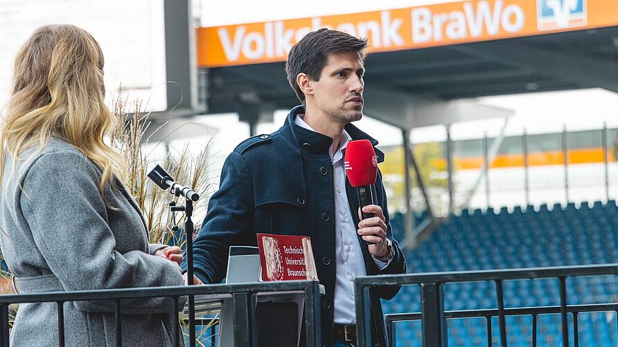 Erstsemesterbegrüßung der TU Braunschweig im Eintracht-Stadion: Pauline Fellenberg und Adrian Sonka sprechen zum Thema autonomes Fahren