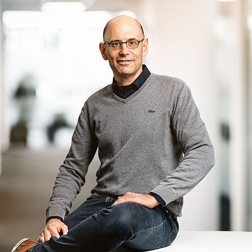 Das Foto zeigt Alumnus Rouven Brückner.