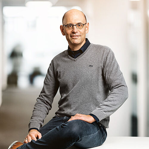 Das Foto zeigt Alumnus Rouven Brückner.
