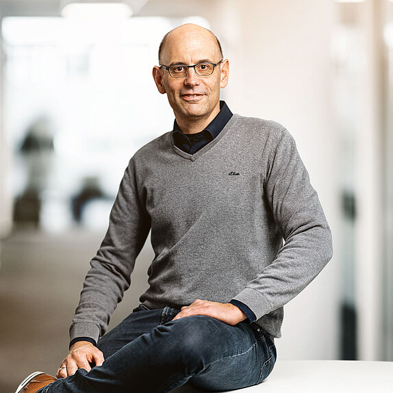 Das Foto zeigt Alumnus Rouven Brückner.