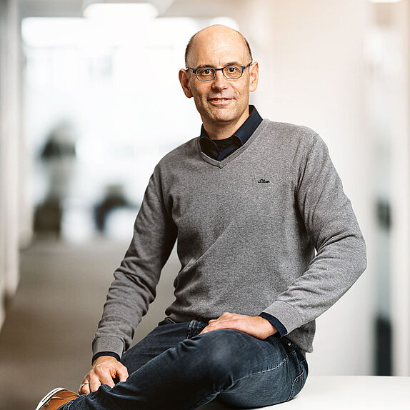 Das Foto zeigt Alumnus Rouven Brückner.