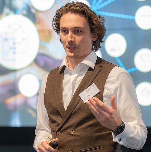 Das Foto zeigt Alumnus Justus Beste.