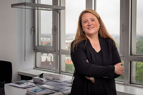 Prof. Elisabeth Endres Portraitfoto im Büro