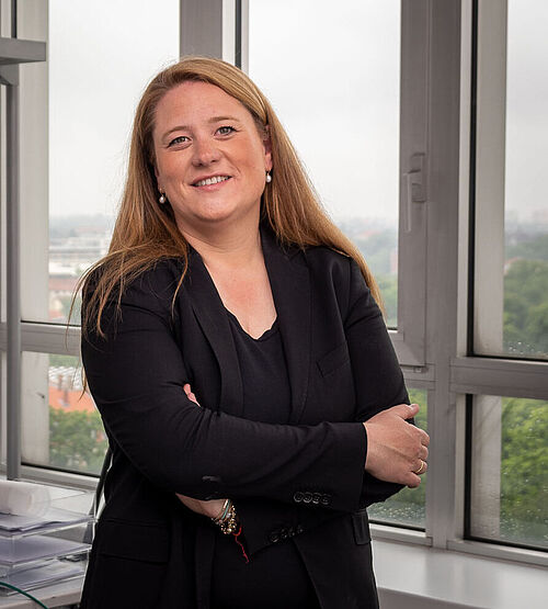 Prof. Elisabeth Endres Portraitfoto im Büro