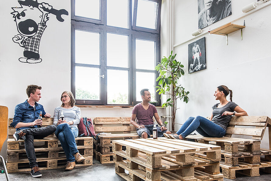 Studierende treffen sich im Carolo Campus Café C3