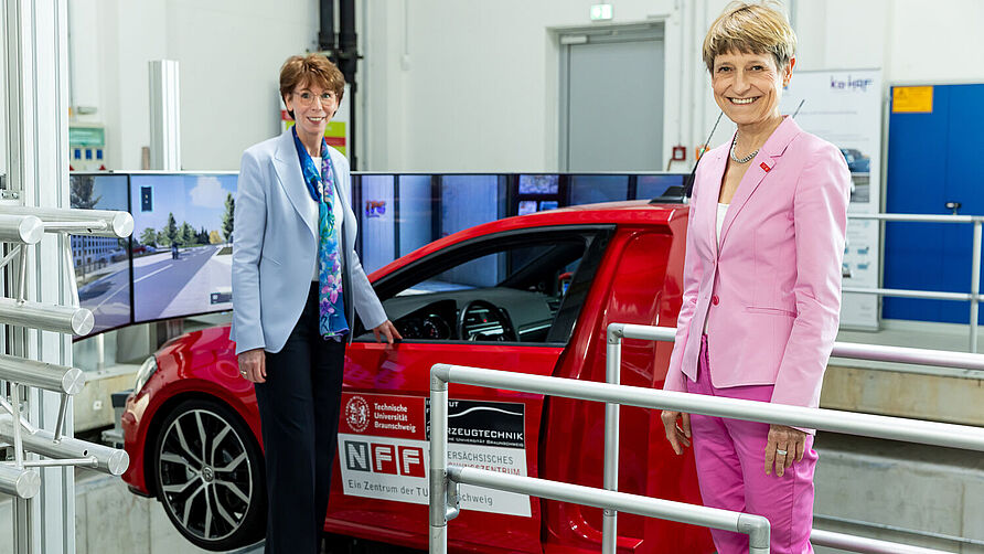Hauke Stars gemeinsam mit Prof. Dr. Angela Ittel am Dynamischen Gesamtfahrzeugsimulator des NFF (Niedersächsisches Forschungszentrum Fahrzeugtechnik). 