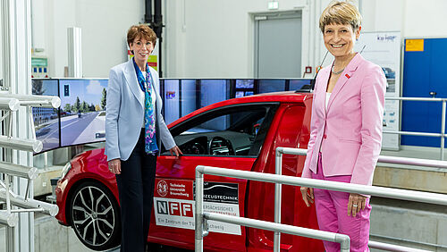 Hauke Stars gemeinsam mit Prof. Dr. Angela Ittel am Dynamischen Gesamtfahrzeugsimulator des NFF (Niedersächsisches Forschungszentrum Fahrzeugtechnik). 