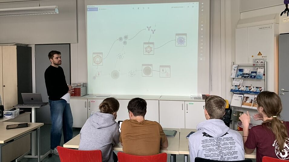 Student erläutert biologische Zusammenhänge