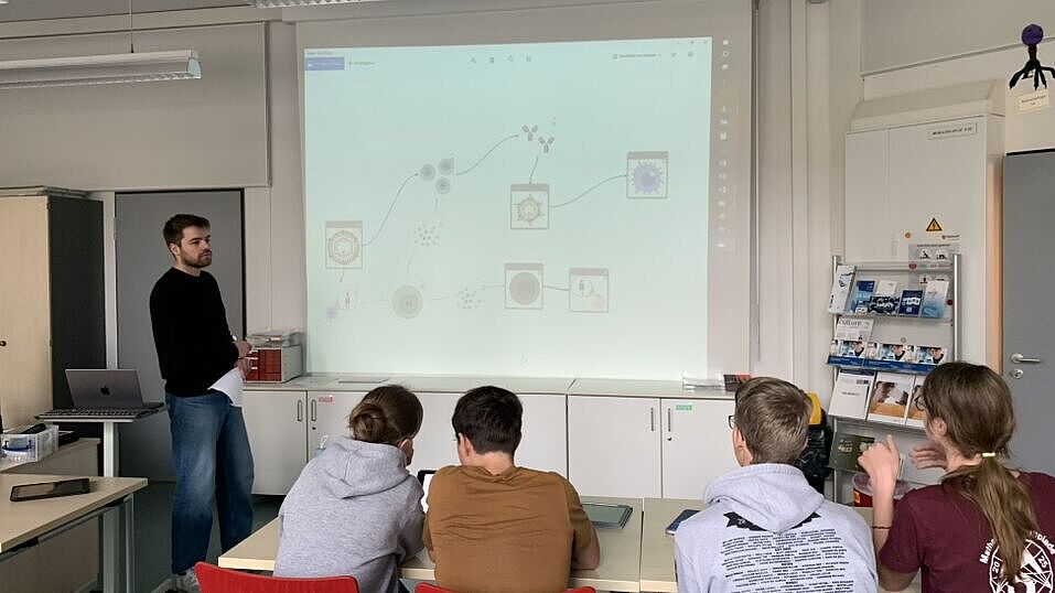 Student erläutert biologische Zusammenhänge