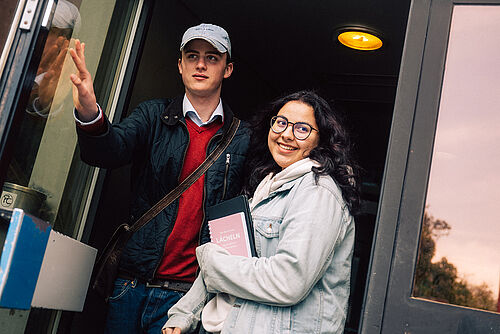 Studierende vor der Universitätsbibliothek