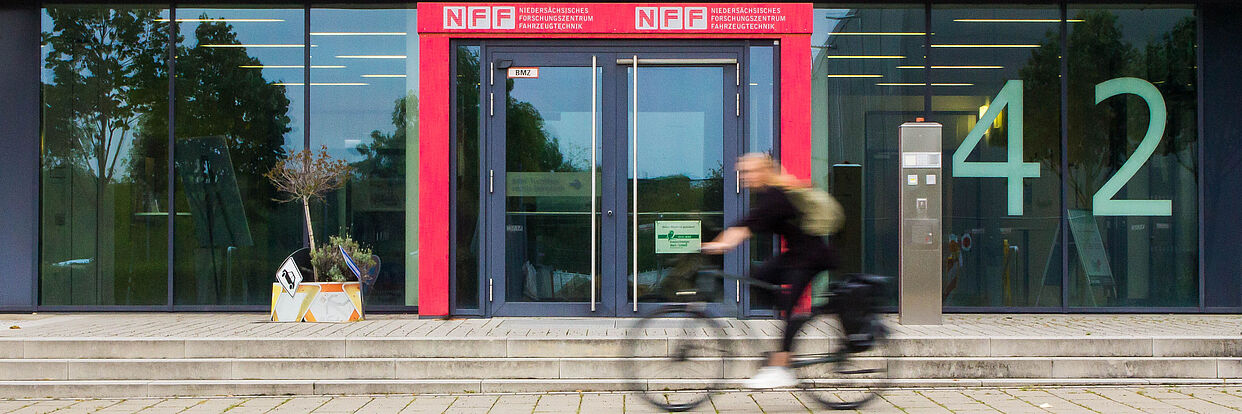 Eine Radfahrerin fährt am NFF vorbei 