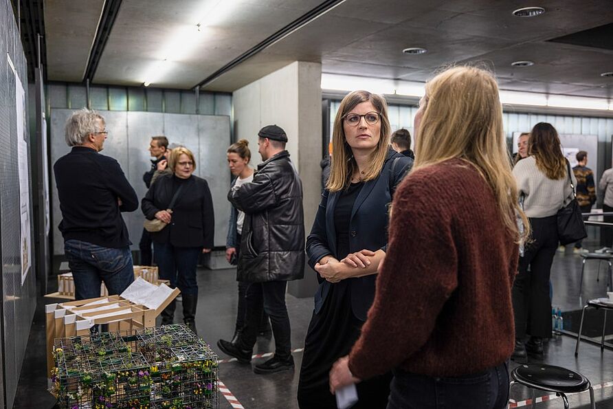 Im Architekturpavillon konnten sich die Studierenden gleich mit den Vertreter*innen der Architekturbüros austauschen.