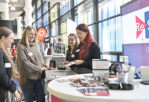 Rückblick ACI Mobility am 27.-28.11.2024 im EINTRACHT-Stadion: Tagungsteilnehmerinnen informieren sich am ReShape-Stand.