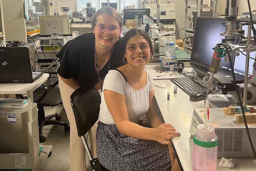 Die Studentinnen Hanne Thiemann und Nicol Jaramillo im Labor des Hydrogen and Fuel Cell Nanomaterials Center der Universität Yamanashi. 