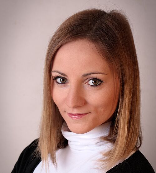 Das Portraitfoto zeigt die Alumna Beate Kern