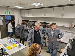 Schulungsteilnehmer führen selbstständig Übungen am DSR durch