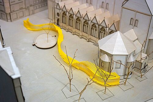 Ronja Guttermann hat einen gelben Sonnenfächer mit verstellbaren Lamellen entworfen