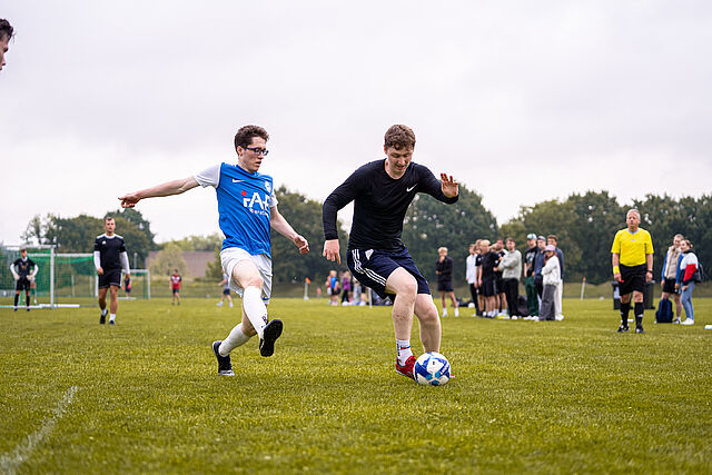 Zwei Fußballspieler auf dem Feld