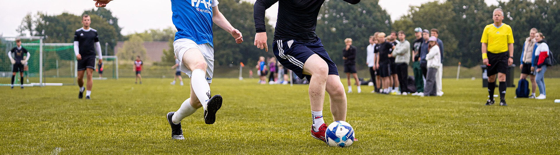 Zwei Fußballspieler auf dem Feld