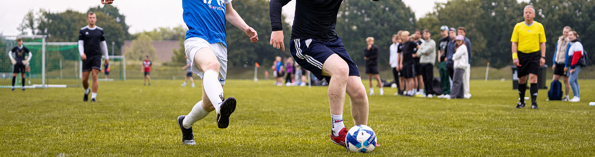 Zwei Fußballspieler auf dem Feld