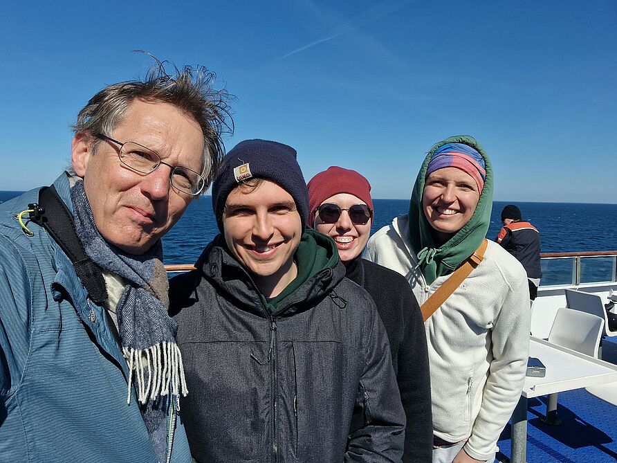Das Team Kautikein 2024: Professor Andreas Hördt, Doktorand Raphael Schulz und die Bachelorstudentinnen Isabella Burger (Physik) und Annika Pischke (Umweltnaturwissenschaften) 