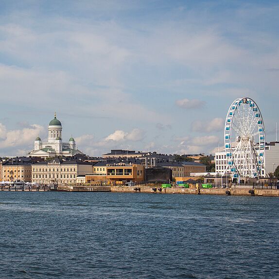 Riesenrad und Gebäuse am Wasser