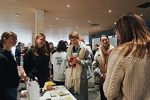 Die Präsidentin der TU Braunschweig beim Standbesuch