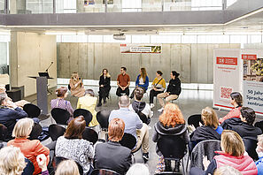 Während der Jubiläumsfeier des Sprachenzentrums findet eine Talkrunde mit Studierenden statt, die über ihre Erfahrungen im Sprachenzentrum der TU Braunschweig sprechen. 