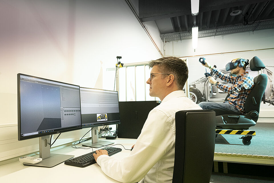 Mitarbeitende bei wissenschaftliche Arbeiten im VR-Labor