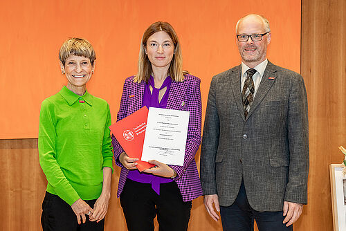 Professorin Magdalena Sut-Lohmann bei der Ernennung mit TU-Präsidentin Angela Ittel und Professor Klaus Thiele, Dekan der Fakultät für Architektur, Bauingenieurwesen und Umweltwissenschaften.