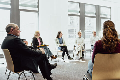 Foto Führen mit Kurs Sitzkreis Teilnehmende und Herr Smyrek