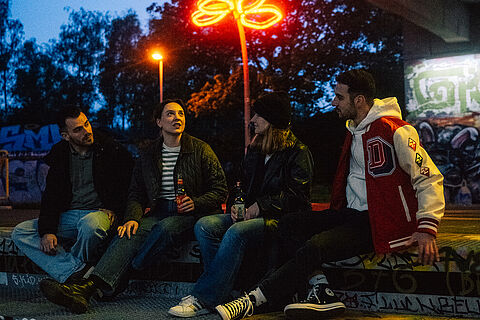 Studierende am Westbahnhof bei Nacht