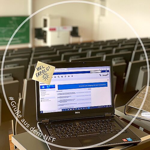 Gruß zum Semesterstart. Laptop im leeren NFF-Hörsaal.