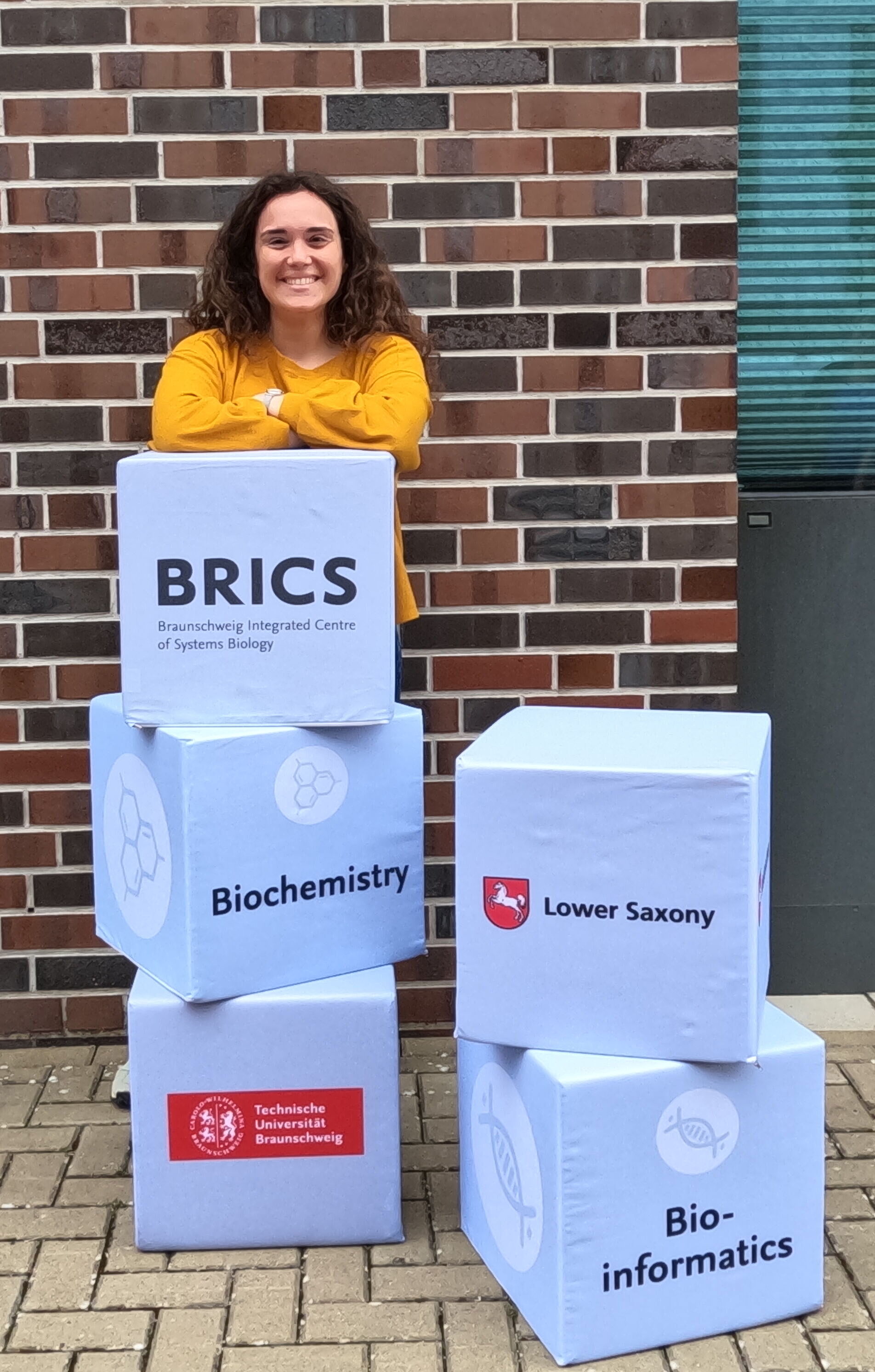 Personenfoto mit BRICS Bausteinen, Chiara Annunziata