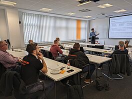 Teilnehmer sitzen bei Vorträgen im Mätthi-Seminarraum