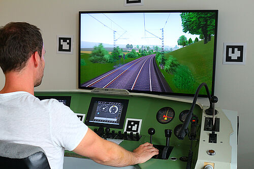 Im Fahrsimulator mit originalem Führerstand lassen sich im virtuellen Eisenbahnbetriebslabor am Institut für Eisenbahnwesen und Verkehrssicherung Züge über zahlreiche Strecken in Deutschland und Österreich steuern.
