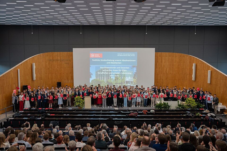 Gruppenbild Absolvent*innen 2025 ohne Professor*innen
