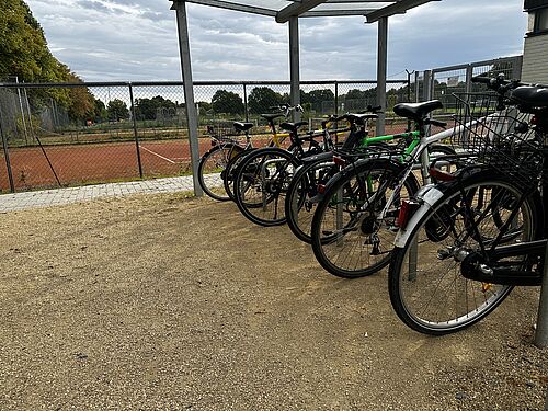 Fahrräder vor dem Hochschulsportzentrum