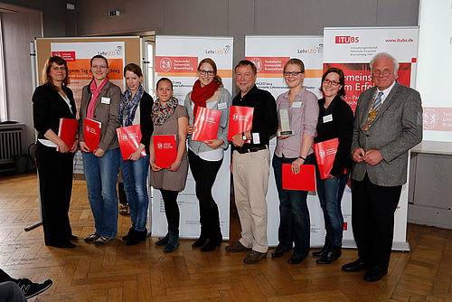 Das Team der Gewinnerveranstaltung mit Vizepräsidentin Prof. Dr. Simone Kauffeld (li.) und Präsident Prof. Dr. Jürgen Hesselbach (re.).